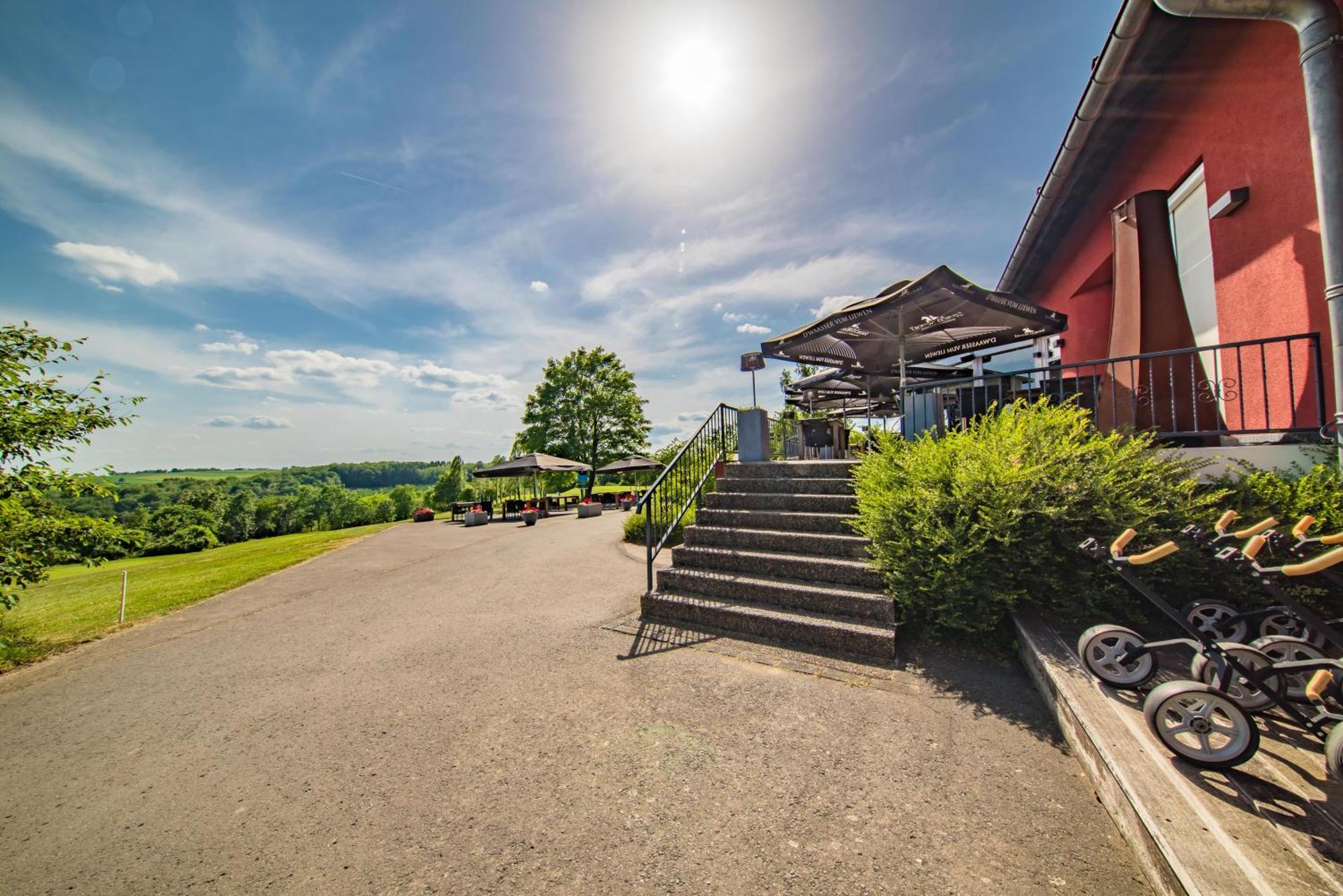 L'Hotel Et Restaurant Du Golf De Clervaux Eselborn Esterno foto