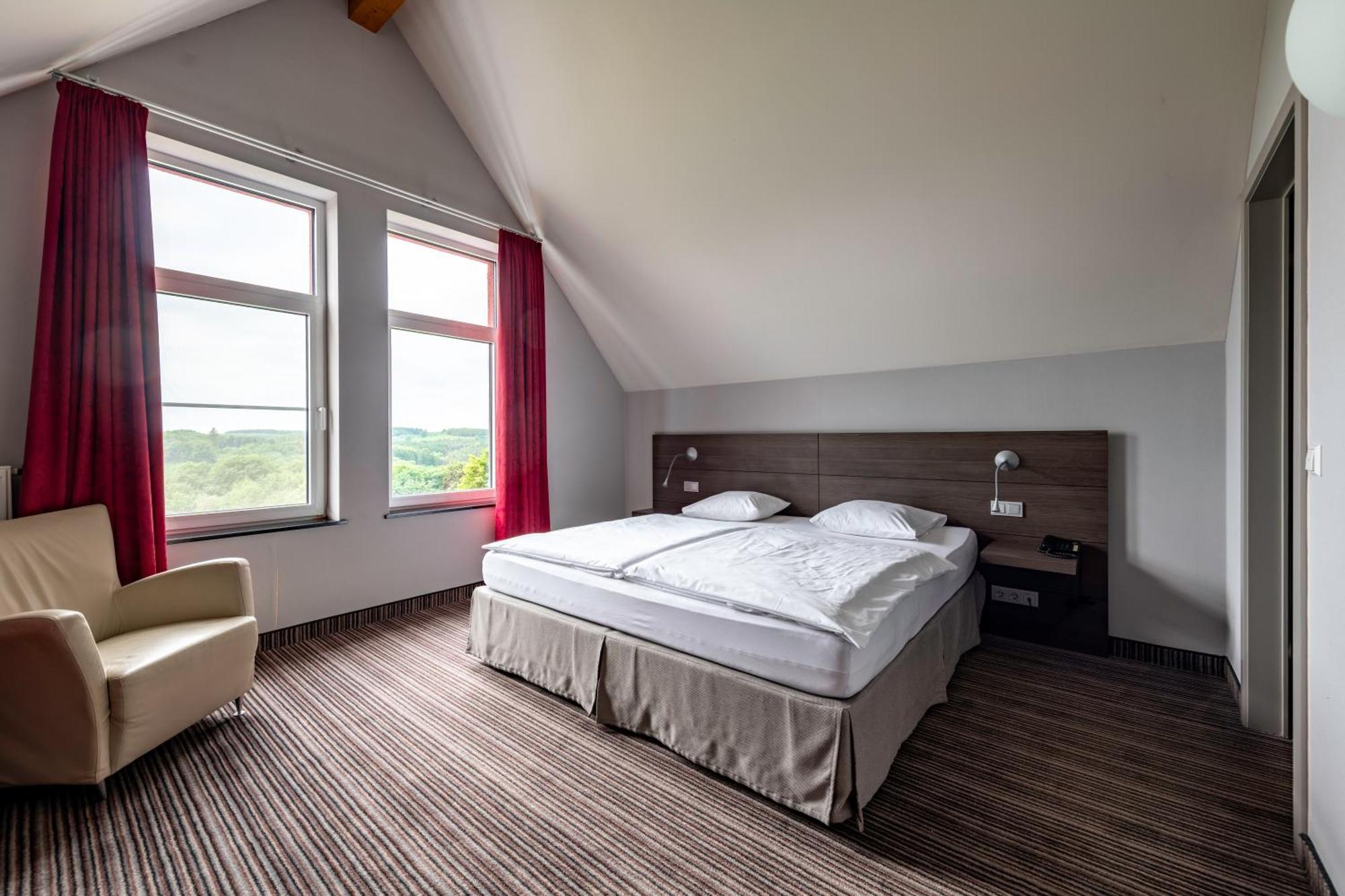 L'Hotel Et Restaurant Du Golf De Clervaux Eselborn Esterno foto
