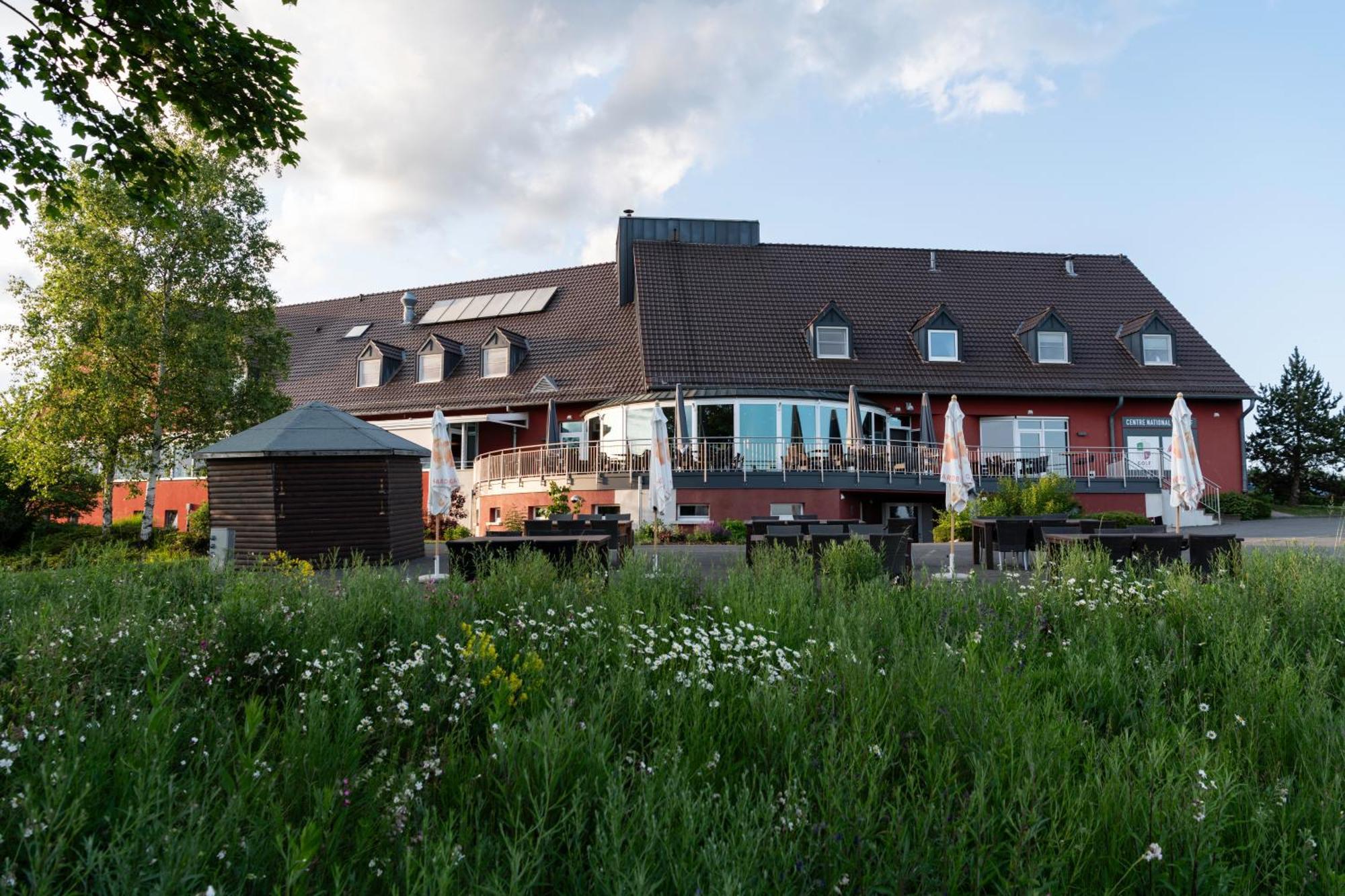 L'Hotel Et Restaurant Du Golf De Clervaux Eselborn Esterno foto